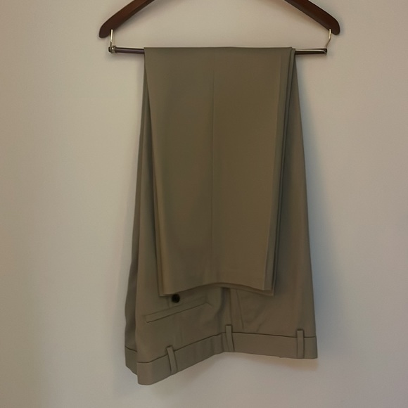 NWT Haggar Clothing Co. Flat Front. Straight Fit. No Iron. Khaki Pants. - Picture 2 of 5